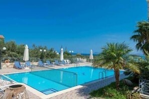 Outdoor pool - Cactus Villa Apartments (Chania)