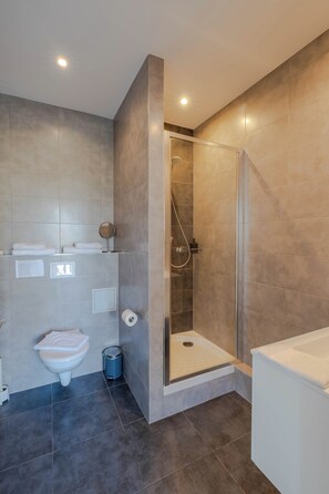 Studio 7 | Bathroom | Shower, free toiletries, hair dryer, towels