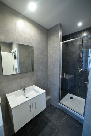Shower, free toiletries, hair dryer, towels - La Résidence de l'Orangerie (Strasbourg)