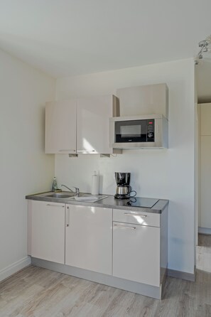 Studio | Eigene Küche | Kühlschrank, Mikrowelle, Herdplatte, Wasserkocher mit Kaffee-/Teezubehör