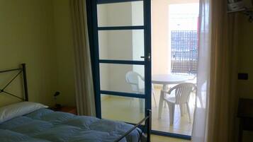 Una scrivania, insonorizzazione, culle/letti per bambini (gratuiti)