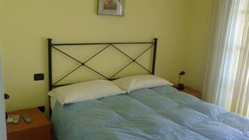 Desk, soundproofing, free cribs/infant beds, rollaway beds