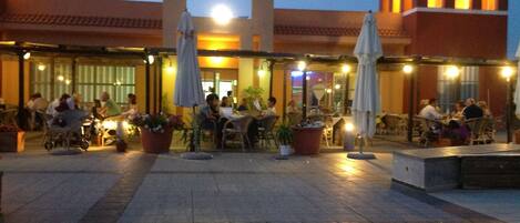 Majoituspaikan julkisivu illalla/yöllä