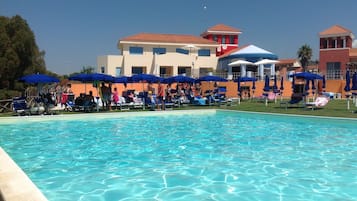 Una piscina al aire libre de temporada