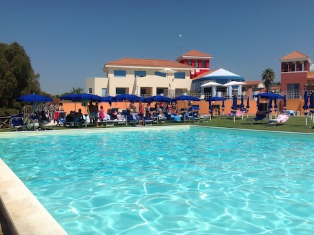 Una piscina al aire libre de temporada