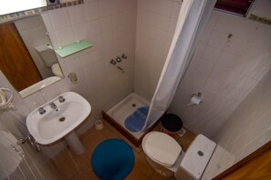 Cabin, Garden View (2-4 pax) | Badrum | Dusch, gratis toalettartiklar och handdukar