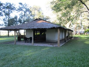 Stuga Deluxe - utsikt mot trädgården | Skrivbord, gratis wi-fi och sängkläder