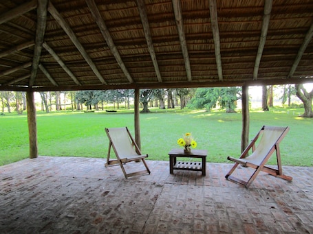 Deluxe Cabin, Garden View | Terrace/patio. Finca Mombiri
