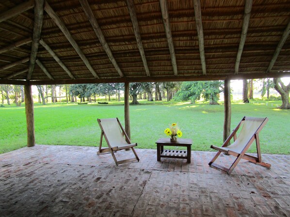 Deluxe Cabin, Garden View | Terrace/patio - Finca Mombiri (Esquina)