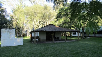 Deluxe Cabin, Garden View | Meja, Wi-fi percuma, cadar katil