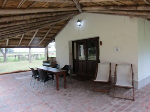 Cabaña Deluxe, vista al jardín | Terraza o patio