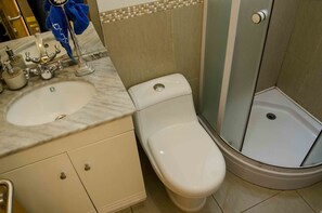 Standard Single Room, 1 Twin Bed, Shared Bathroom | Bathroom | Combined shower/tub, free toiletries, hair dryer, towels - Bed & Breakfast Manque (Santiago)