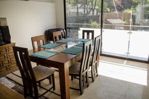 Free daily English breakfast