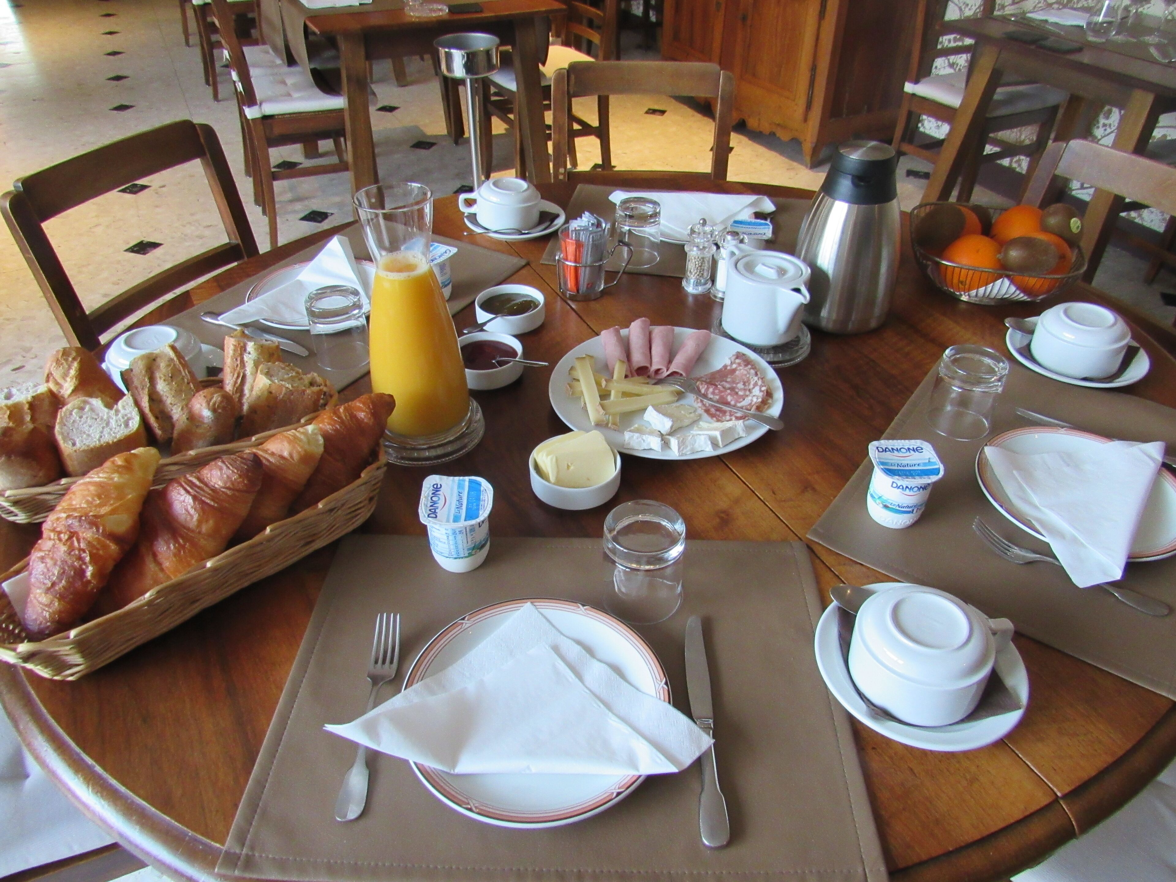 Daily continental breakfast (EUR 12.00 per person)