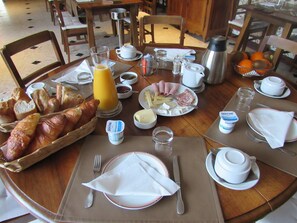 Petit déjeuner continental servi tous les jours en supplément
