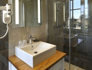 Bathroom sink - Auberge du Grand Dauphin (Dhuizon)