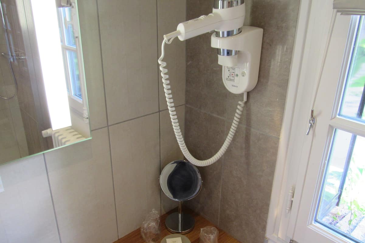 Ducha, artículos de higiene personal gratuitos y secador de pelo