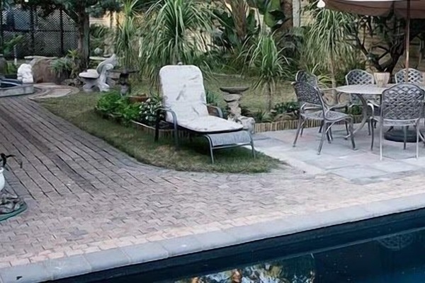 Una piscina al aire libre, sombrillas, tumbonas