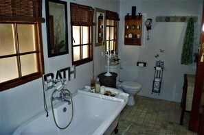 Luxury Suite, 1 Bedroom | Bathroom | Shower, rainfall showerhead, designer toiletries, hair dryer - 79 On Ridge BNB (Pietermaritzburg)