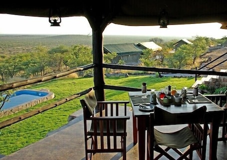 Se sirven cenas. Mondjila Safari Camp - Campsite