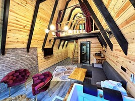 奢华套房, 按摩浴缸, 河景 | 起居区 | 54-英寸LED 电视（配备有线频道）、电视、壁炉