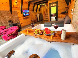 Luxury Suite, Jetted Tub, River View | Jetted tub