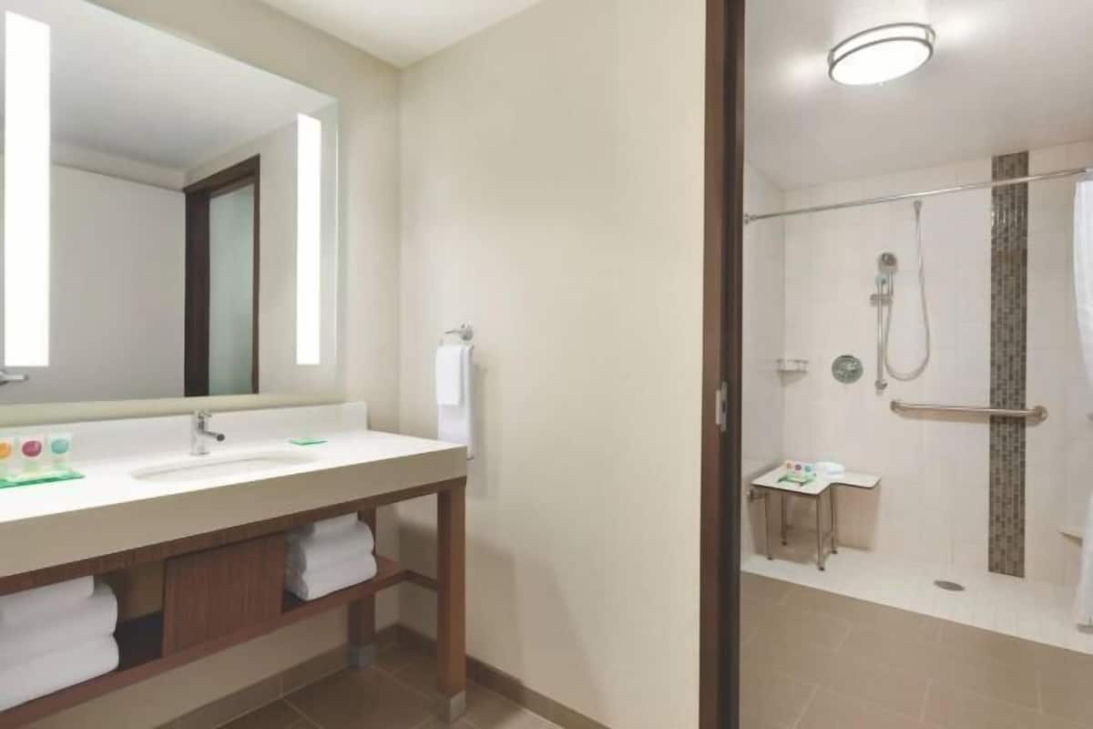 Articles de toilette (gratuits), séchoir à cheveux, serviettes fournies