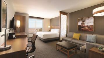 Una scrivania, postazione laptop, ferro/asse da stiro