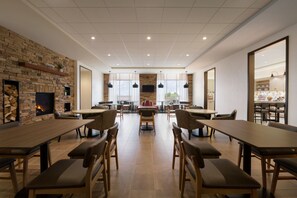 Free buffet breakfast on weekdays 