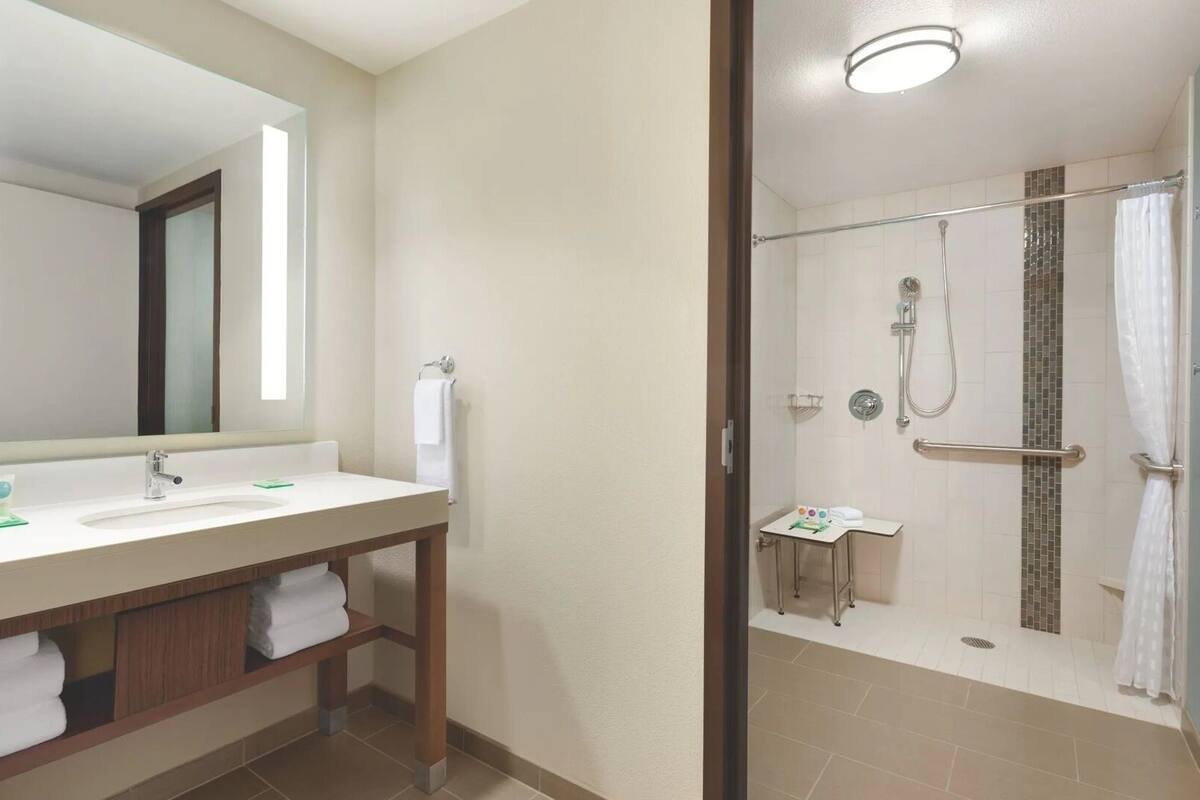 Bathroom | Free toiletries, hair dryer, towels, soap