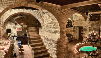 Luxury Studio Suite, Private SPA, City View | Área de estar | TV de tela plana