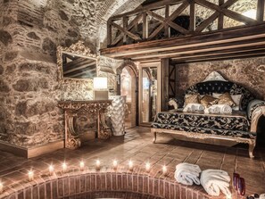 Luxury Studio Suite, Private SPA, City View | Living area