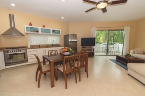 Condo económico, 2 habitaciones, junto a la playa | Cocina privada | Refrigerador, microondas, horno y parrilla de estufa 