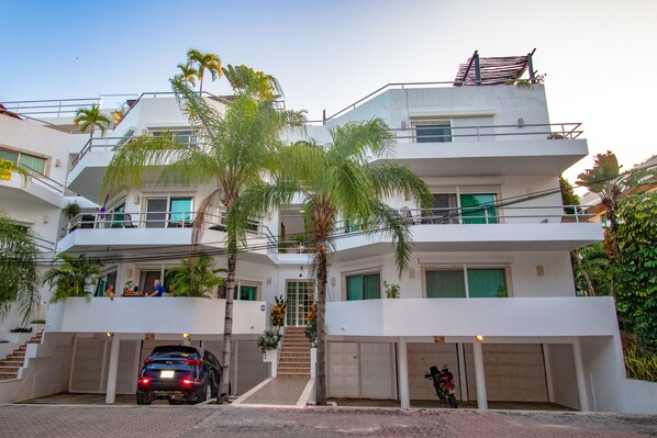 Vista frontal de la propiedad