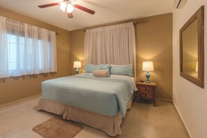 Condo económico, 2 habitaciones, junto a la playa | 2 habitaciones y caja de seguridad en la habitación 