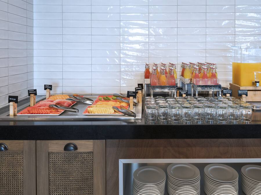 Una mesa de buffet con diferentes alimentos y bebidas.