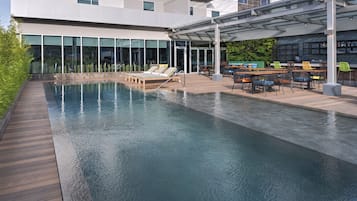 Hồ bơi ngoài trời, mở cửa từ 11:00 đến 22:00, dù/ô trên bãi biển/hồ bơi