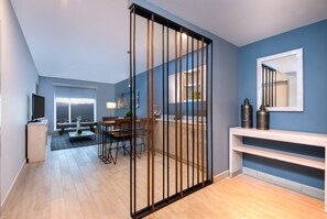 Suite, 1 kingsize bed (1 Bedroom) | Luxe beddengoed, een minibar, een laptopwerkplek
