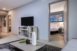 Suite, 1 cama de matrimonio grande (1 Bedroom) | Sala de estar | Una televisión de pantalla plana
