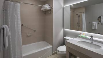 Un bagno moderno con vasca, servizi igienici e lavandino.