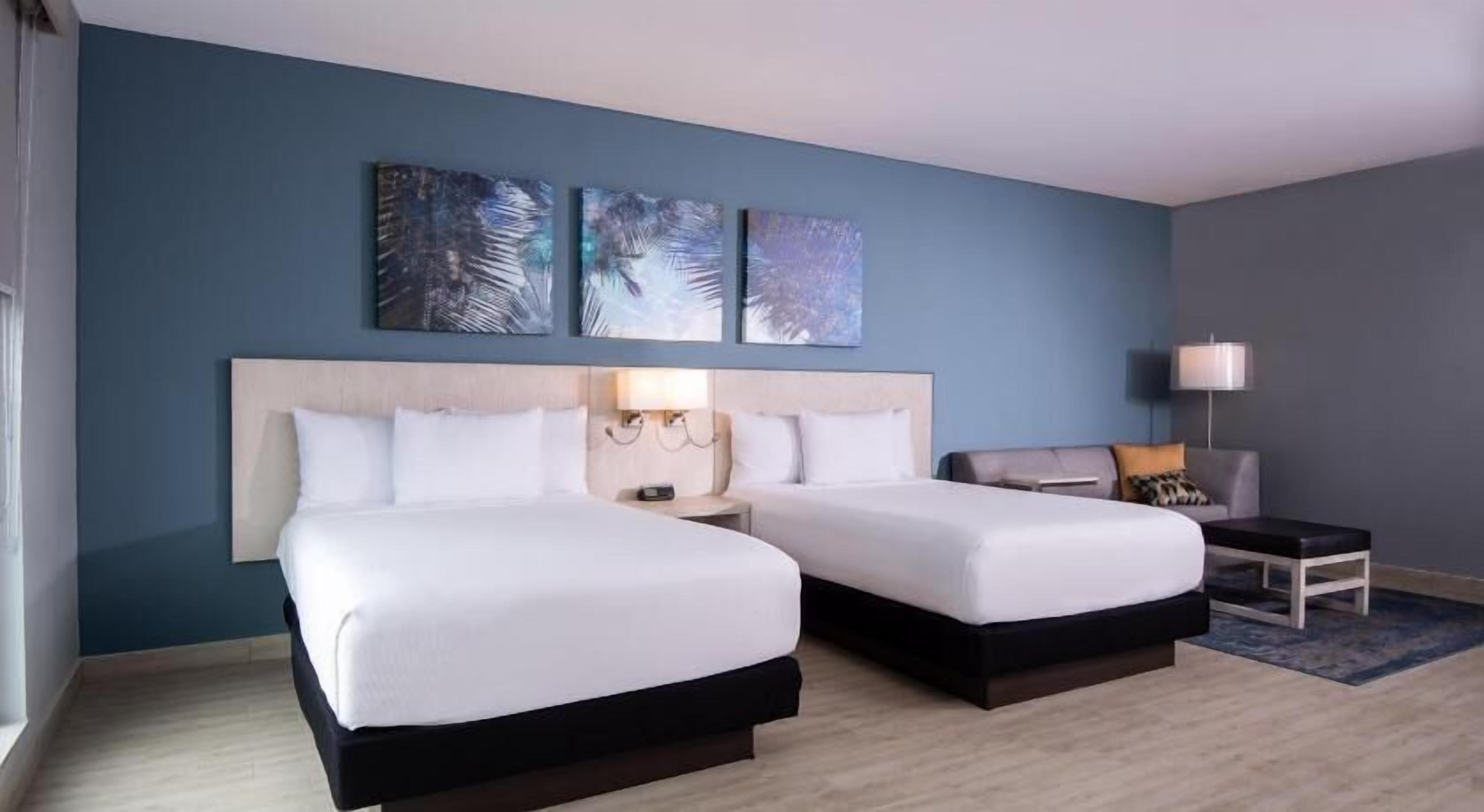 Luxe beddengoed, een minibar, een laptopwerkplek