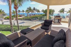 Apartamento exclusivo, 2 habitaciones, vistas a la playa | Terraza o patio