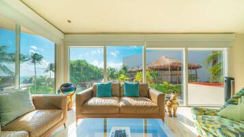 Condo exclusivo, 2 habitaciones, vista a la playa | Área de sala de estar | Televisión de pantalla plana, reproductor de DVD y estación para iPod