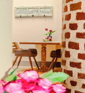 Premier Apartment, 1 Queen Bed, Accessible, Courtyard View | Dining room