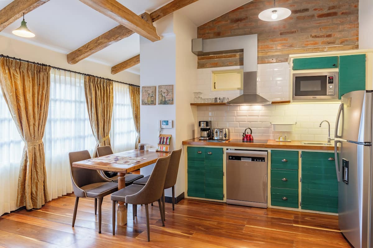 Penthouse Panoramic - 2 sovrum - kök - utsikt mot bergen | Vardagsrum | 48-tums platt-tv med satellitkanaler, tv och Netflix