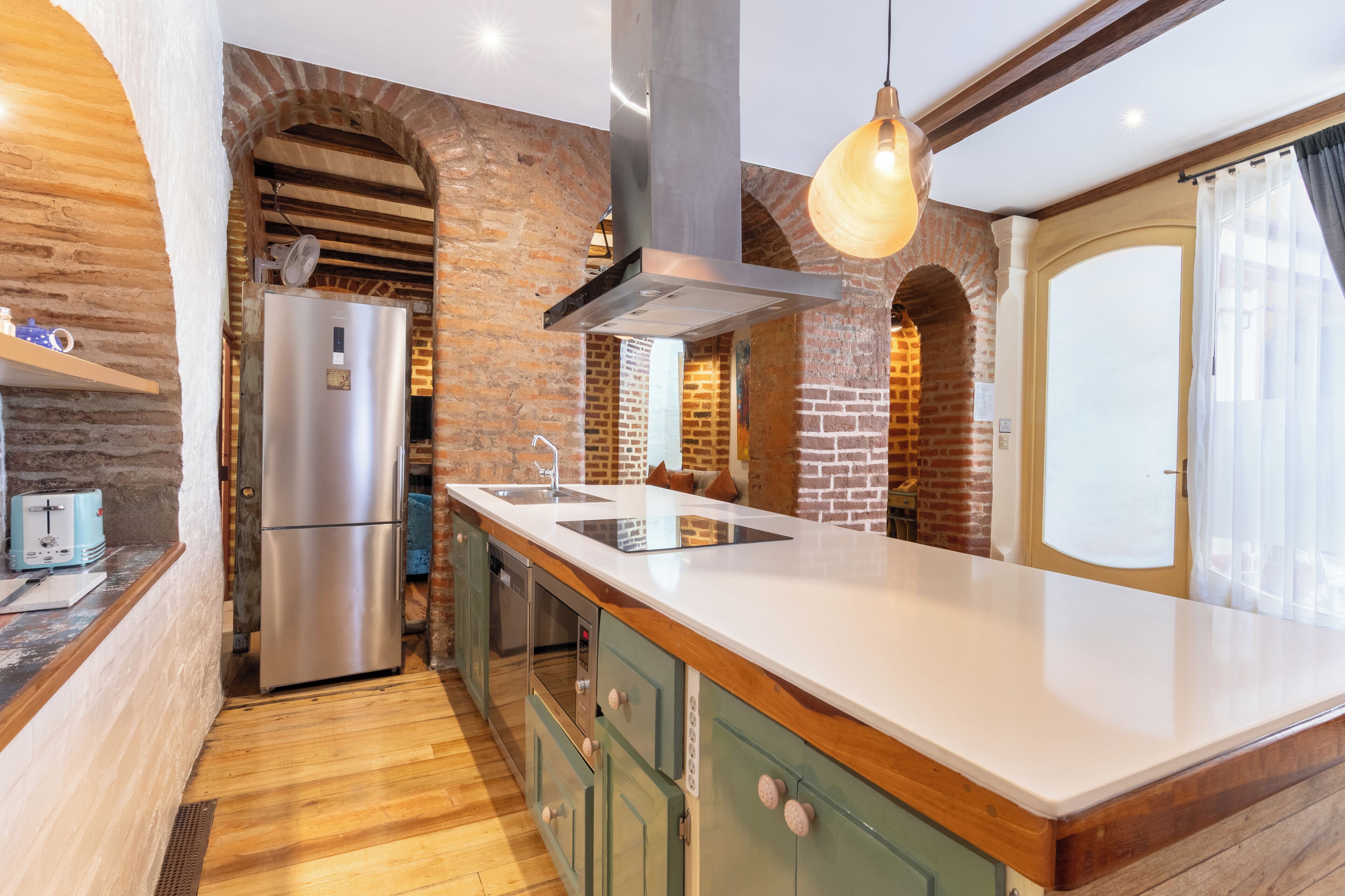 Loft de disseny, 1 dormitori, llar de foc, vistes al pati | Cuina privada | Frigorífic gran, microones, forn i placa de cuina 