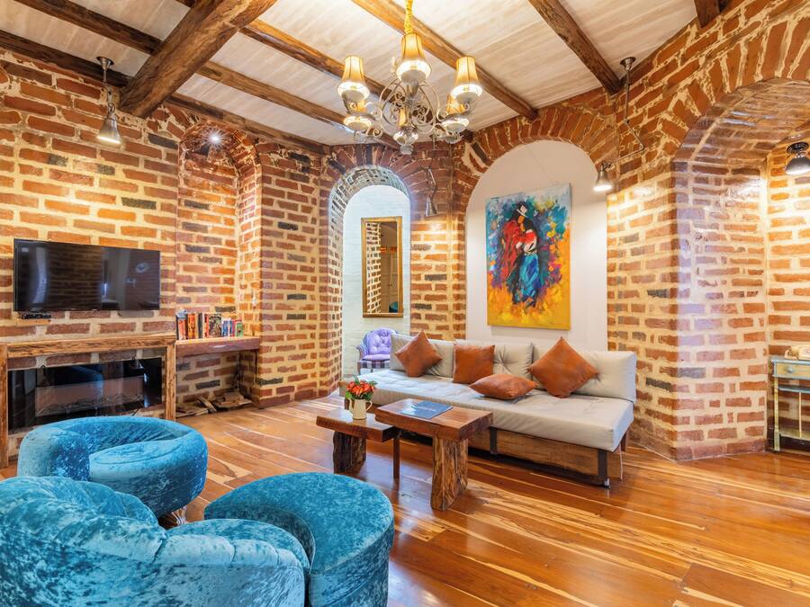 Loft de diseñador, 1 habitación, chimenea, vista al patio | Área de sala de estar | Televisión de pantalla plana, Netflix y servicios de streaming