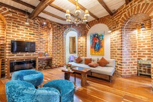 Design Λοφτ, 1 Υπνοδωμάτιο, Τζάκι, Θέα στην Αυλή | Περιοχή καθιστικού | Τηλεόραση με επίπεδη οθόνη 48 ιντσών με δορυφορικά κανάλια, τηλεοράσεις