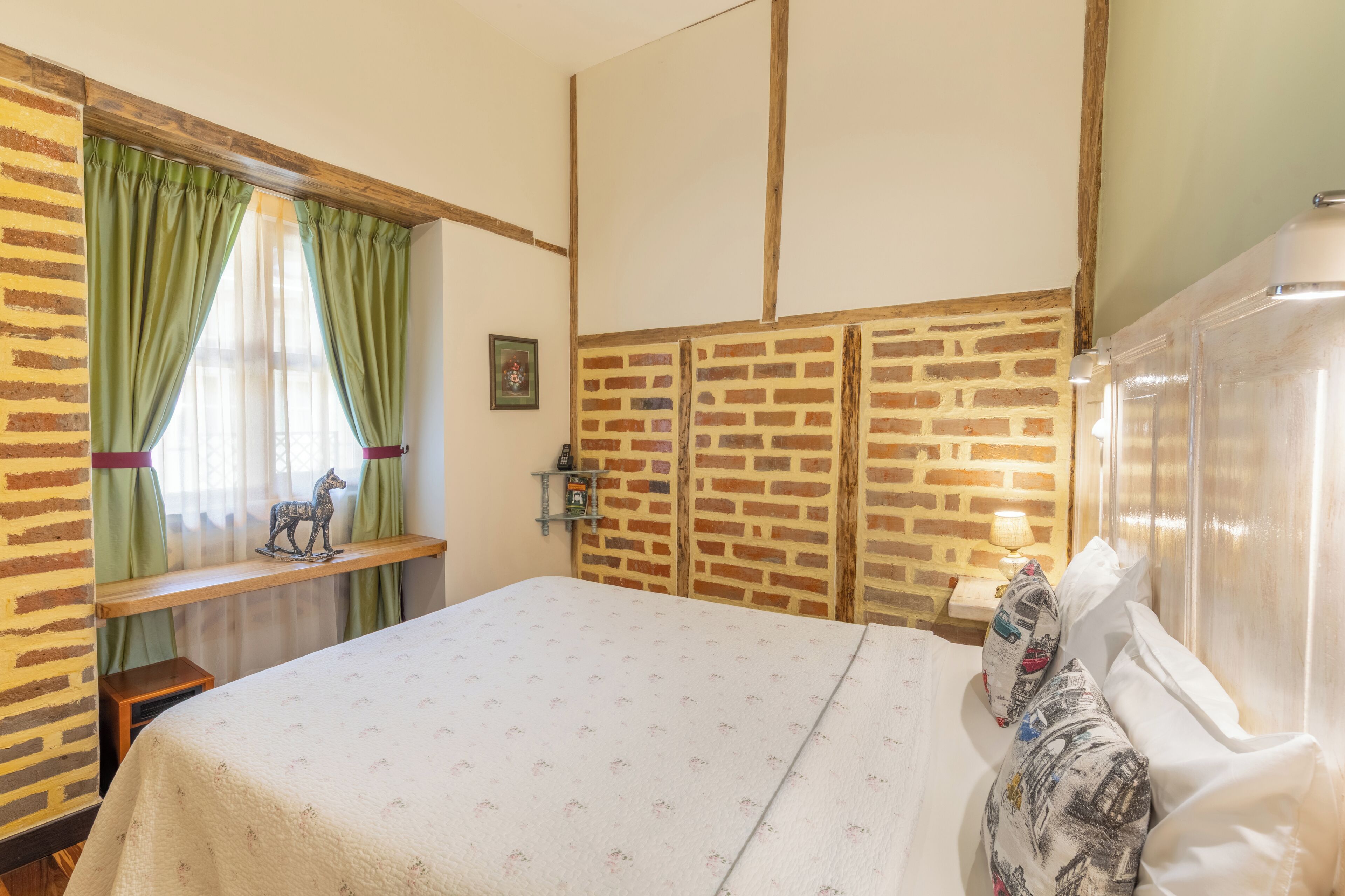 Signature Apartment, 1 Queen Bed, Fireplace, City View