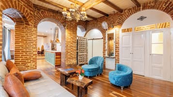 ๋์์ธ ๋กํํธ, ์นจ์ค 1๊ฐ, ๋ฒฝ๋๋ก, ๋ง๋น ์ ๋ง | ๊ฑฐ์ค ๊ณต๊ฐ | ์์ฑ ์ฑ๋ ์์ฒญ์ด ๊ฐ๋ฅํ 48์ธ์น ํ๋ฉด TV, TV, ๋ทํ๋ฆญ์ค